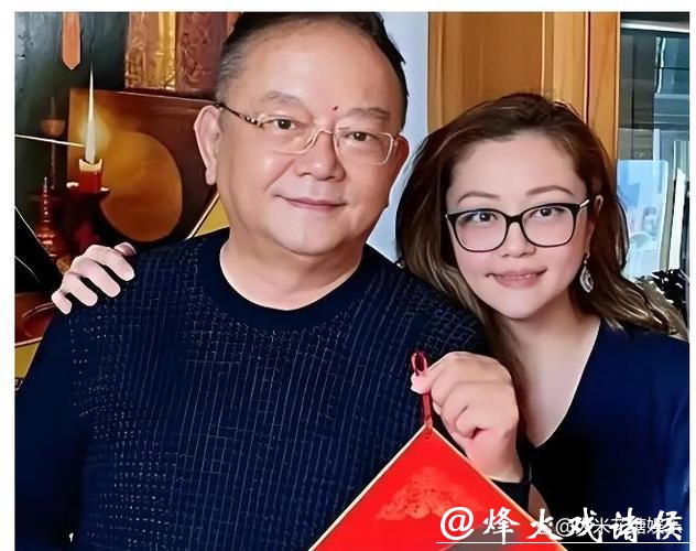 77岁王刚近况曝光！三婚娶小20岁美女教授，为了17岁儿子奔波不停